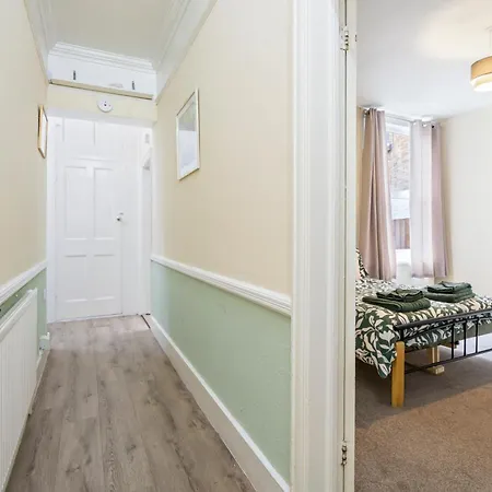 Modern 3 Bedroom Apartment In Wimbeldon Park London Exterior photo