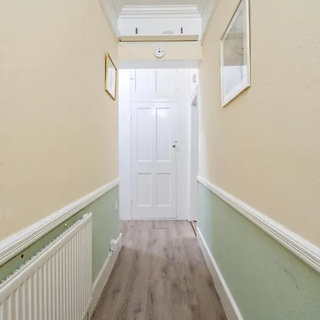 Modern 3 Bedroom Apartment In Wimbeldon Park London Exterior photo